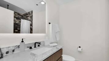 Dusche, Haartrockner, Handtücher