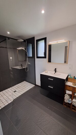 Dusche, Haartrockner, Handtücher, Seife