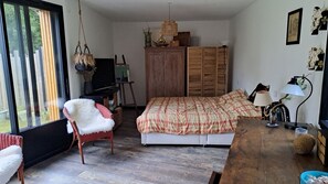 4 bedrooms, iron/ironing board, WiFi, bed sheets