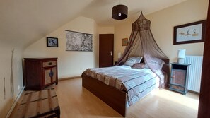 4 bedrooms, desk, iron/ironing board, travel crib