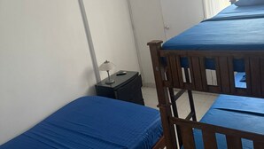 A small, single-room accommodation with two bunk beds, a bedside table with a lamp, and a wardrobe. - Private apartment 🍃 with sea view 🥳🌇🌊 edf el morro (Santa Marta)