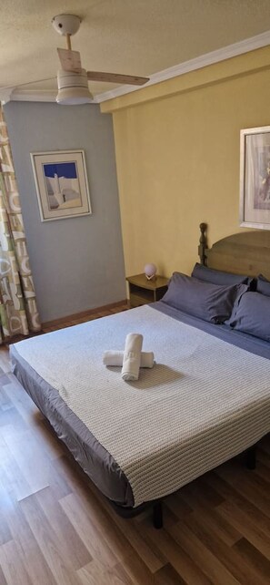 1 dormitorio, tabla de planchar con plancha, wifi y ropa de cama