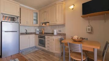 Een koelkast, een magnetron, een oven, een kookplaat