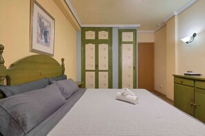 1 slaapkamer, een strijkplank/strijkijzer, wifi, beddengoed