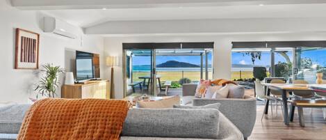 Smart-tv, ett bordtennisbord och böcker