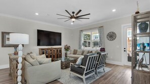 Ferienhaus, Mehrere Betten, Terrasse, Gartenblick (46 Tyler James Way) | Wohnbereich | 55-Zoll-Flachbildfernseher mit Digitalempfang