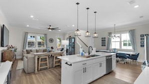 Hus, flere senger, terrasse, hageutsikt (46 Tyler James Way) | 4 soverom, individuelt dekorert, individuelt innredet og sengetøy