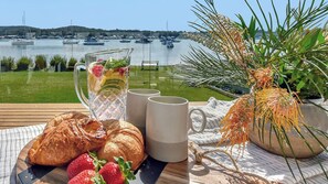 Outdoor dining - The Little Lake House Waterfront (Rathmines)