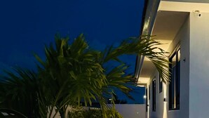 Ein Gebäude mit einer überdachten Veranda und Palmen.