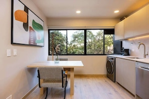 Microwave, dishwasher, coffee/tea maker, cookware/dishes/utensils - Digital Nomad Paradise ~1BR unit in Manila’s Heart (Medellín)
