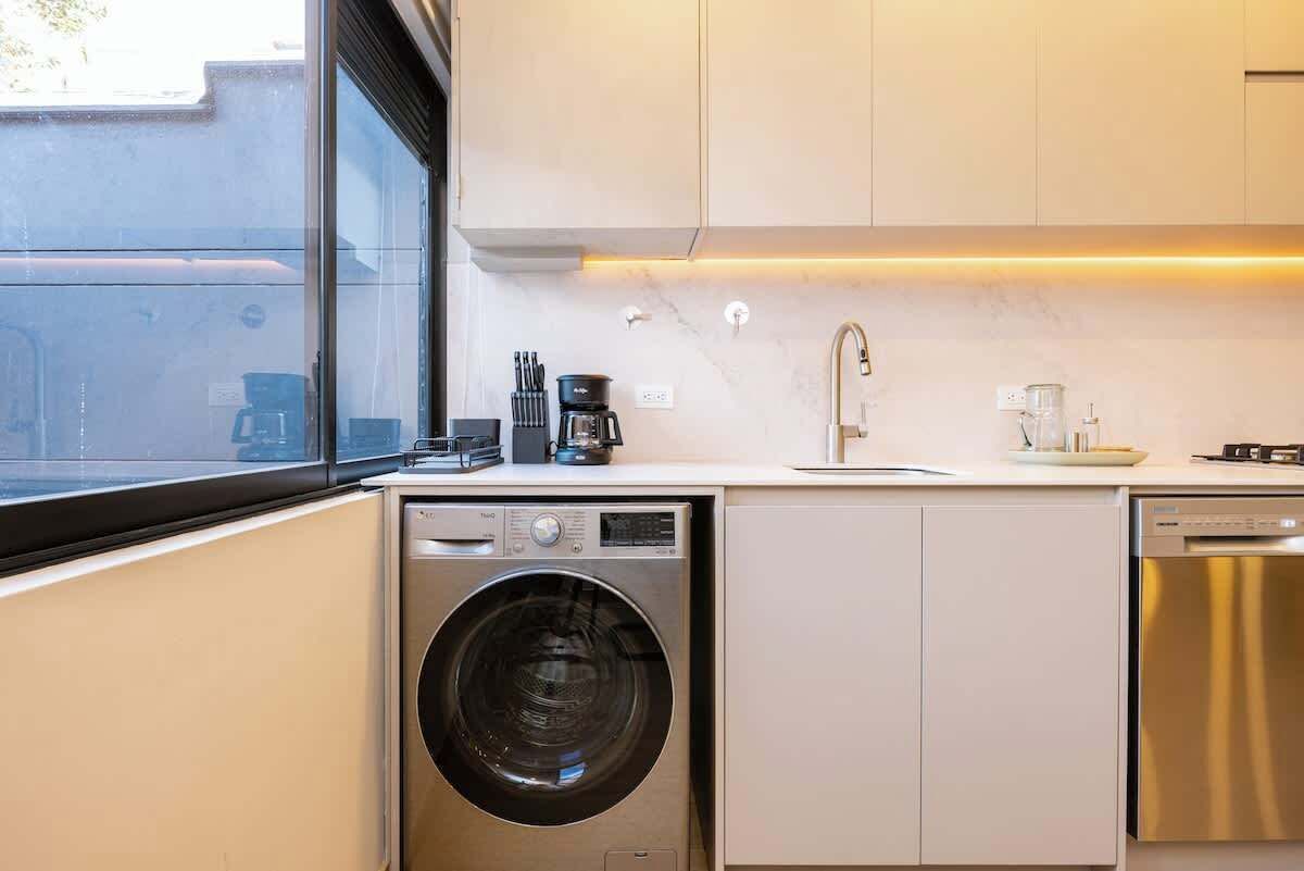 Cafetera y tetera, microondas, lavavajillas y licuadora 