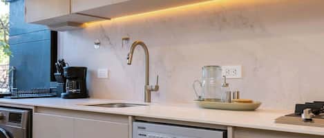 Coffee/tea maker, microwave, dishwasher, blender