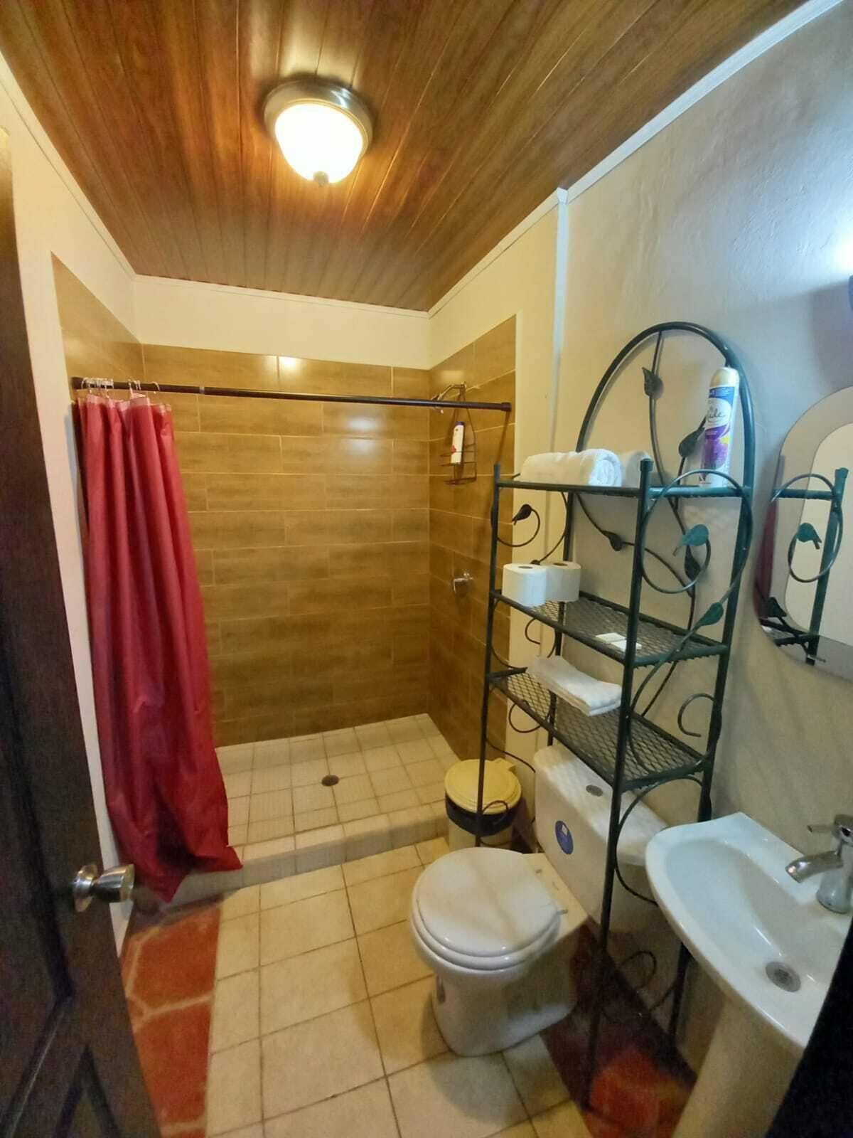 Quarto casal conforto | Banheiro | Toalhas de banho, sabonete, shampoo, papel higiênico