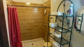 Toallas, jabón, shampoo, papel higiénico