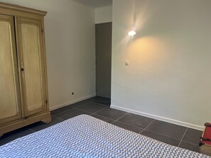 5 bedrooms, iron/ironing board, WiFi, bed sheets