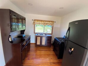 Een koelkast, een microgolfoven, een oven, een kookplaat