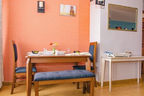 Dining - Relaxing, Airy & Homely Apartment; close to malls (Nairobi)