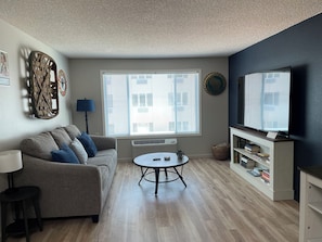 Suite, 1 Bedroom, 1 Queen Bed, Non-Smoking | Living area | 40-inch flat-screen TV with cable channels - Highland Estates Condotel (Mesquite)