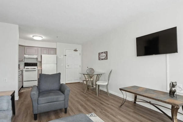 Suite, 1 Bedroom, 1 Queen Bed, Non-Smoking | Living area