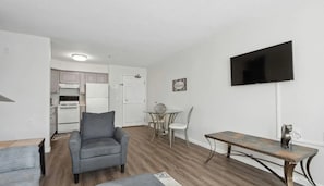 Suite, 1 Bedroom, 1 Queen Bed, Non-Smoking | Living area