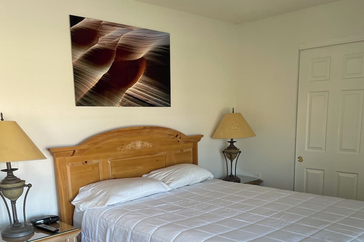 2 Bedroom, 2 Queens, 1 Bath, Non-Smoking