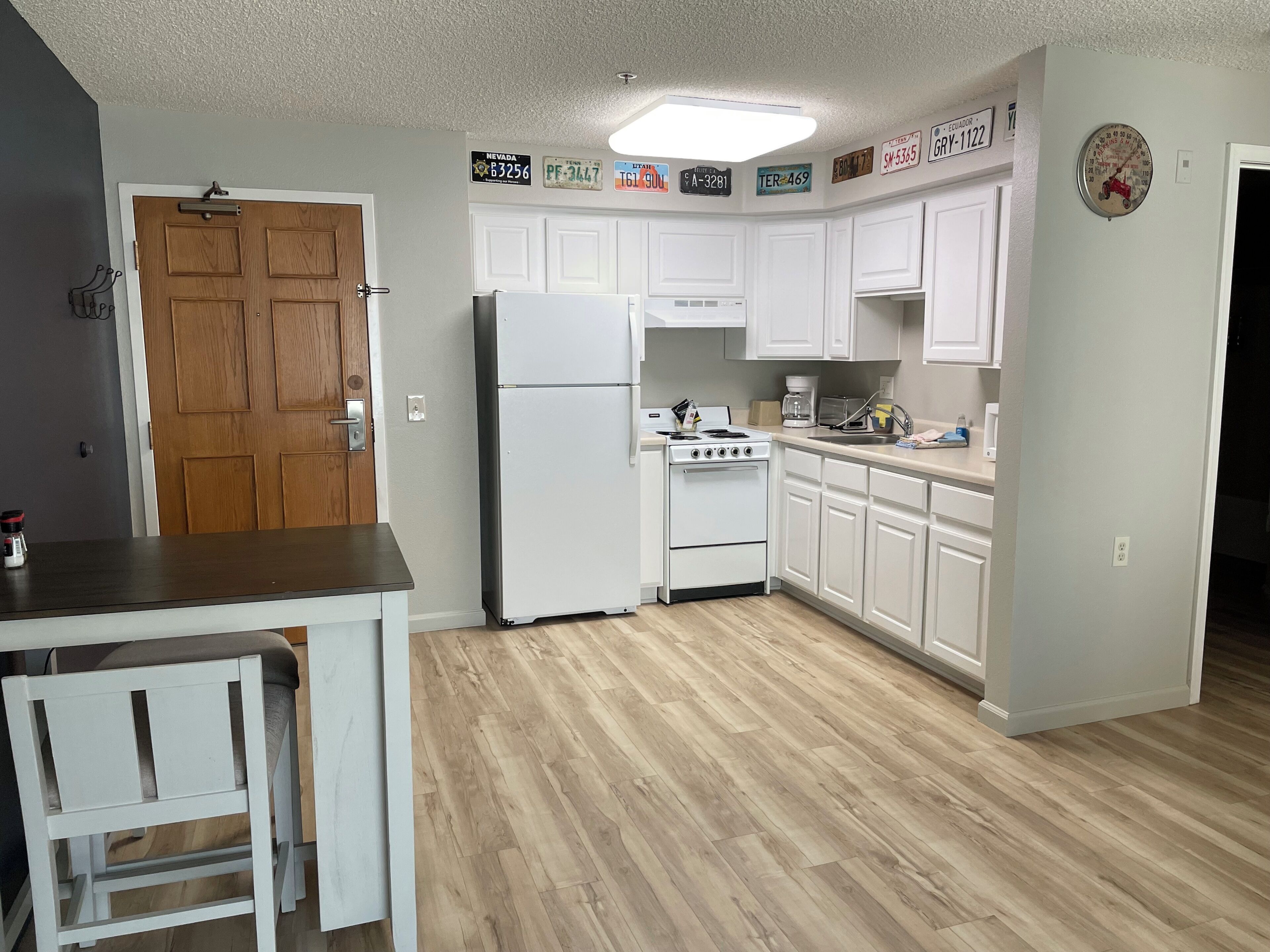 Suite, 1 Bedroom, 1 Queen Bed, Non-Smoking | Eget kök | Mikrovågsugn, ugn, spishäll och kaffe- och tebryggare