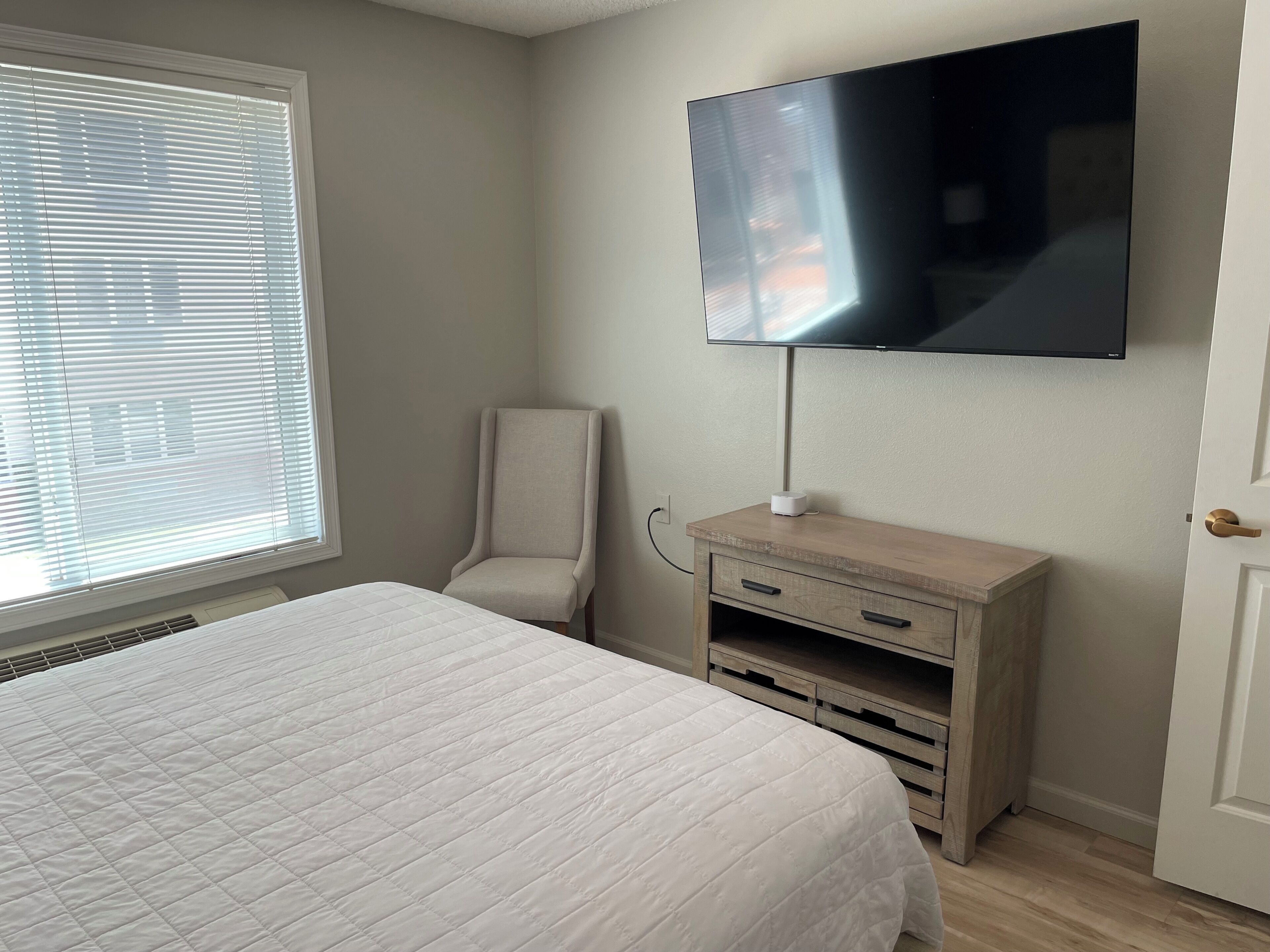 Suite, 1 Bedroom, 1 Queen Bed, Non-Smoking | Free WiFi