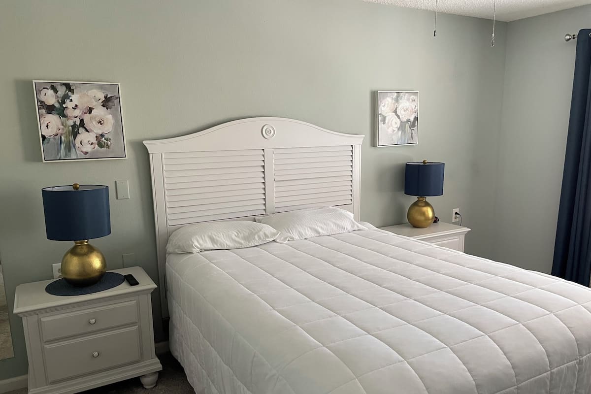 2 Bedroom, 2 Queens, 2 Baths, Non-Smoking