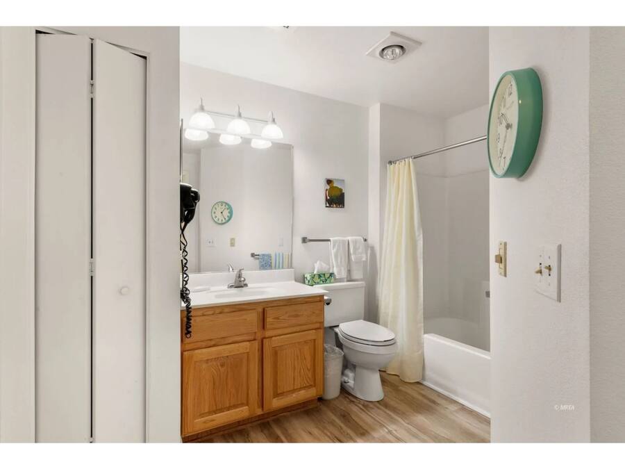 Suite, 1 Bedroom, 1 Queen Bed, Non-Smoking | Bathroom | Free toiletries, hair dryer, towels, soap
