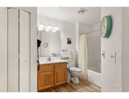 Suite, 1 Bedroom, 1 Queen Bed, Non-Smoking | Badezimmer | Kostenlose Toilettenartikel, Haartrockner, Handtücher, Seife