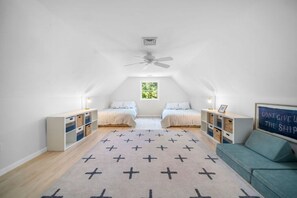 5 makuuhuonetta, työpöytä, vauvan matkasänky, ilmainen Wi-Fi