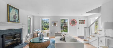 Smart TV, chimenea, futbolito y libros