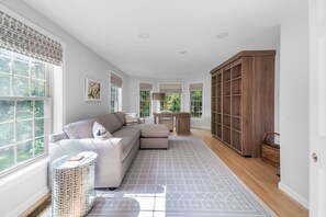 TV connectée, cheminée, baby-foot, livres