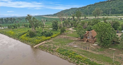 Relaxing River Cabin just across from Downtown Omaha!