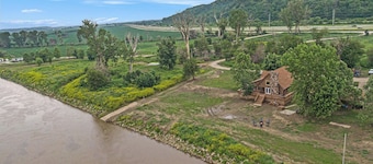 Relaxing River Cabin just across from Downtown Omaha!