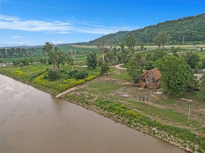 Relaxing River Cabin just across from Downtown Omaha!