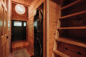 Ein Holzinnenraum mit Sauna, Spiegel und Warnschild.