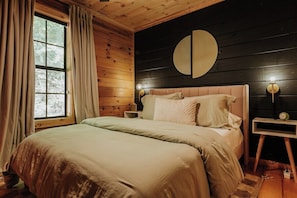 Bedroom - Evergreen Hideaway Cabin (Sevierville)