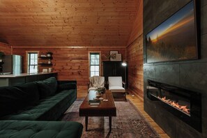 TV, fireplace - Evergreen Hideaway Cabin (Sevierville)