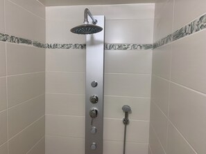 Douche, sèche-cheveux, savon, papier toilette