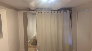 1 habitación, tabla de planchar con plancha y wifi