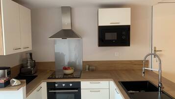 Réfrigérateur, micro-ondes, four, plaque de cuisson