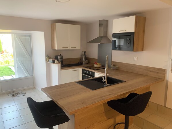 Réfrigérateur, micro-ondes, four, plaque de cuisson