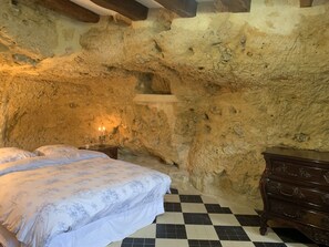 2 bedrooms, iron/ironing board, travel crib, free WiFi