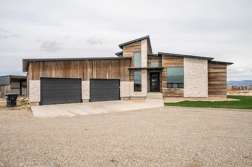 Expansive Basement Suite w/ Horses and Arena