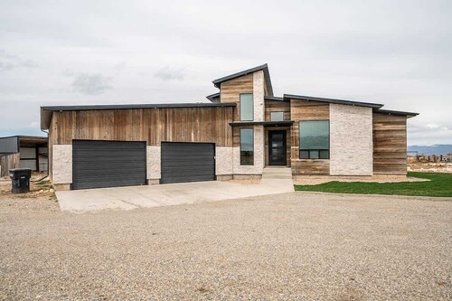 Expansive Basement Suite w/ Horses and Arena