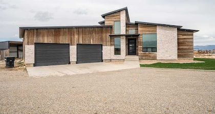 Expansive Basement Suite w/ Horses and Arena