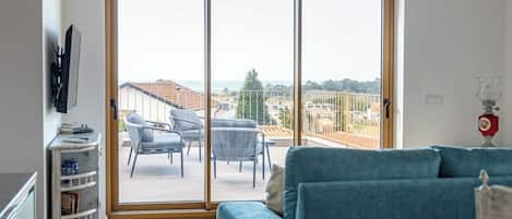 Smart TV, fireplace, video games