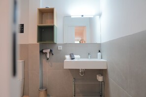 Hair dryer, towels, soap, toilet paper - Premium & Central! (València)