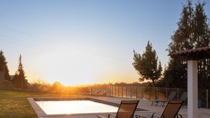 A rectangular swimming pool with two lounge chairs and a pergola. - Ap0-Ocean | Pool | Terrace | Villa Aqua Madalena (Vila Nova de Gaia)